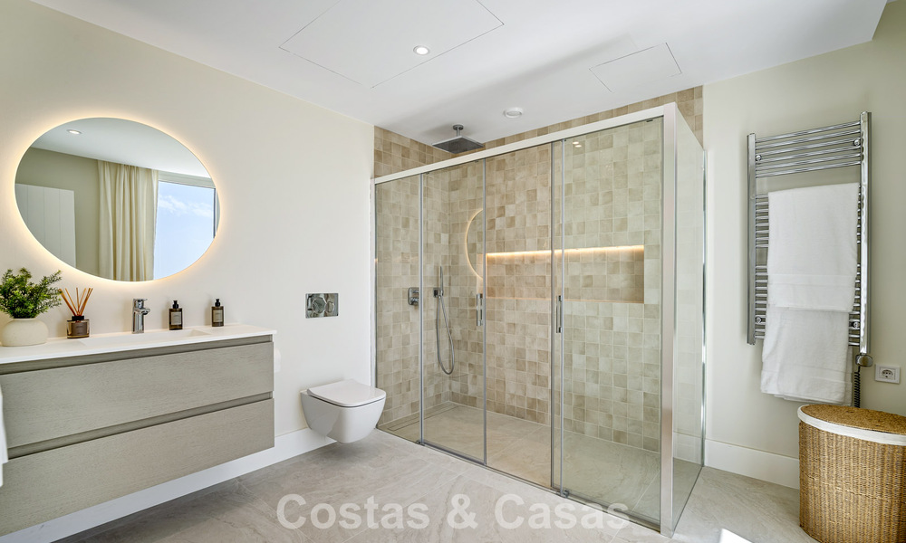 Impresionante casa adosada reformada en venta en primera línea del campo de golf La Quinta en Marbella - Benahavís 784571