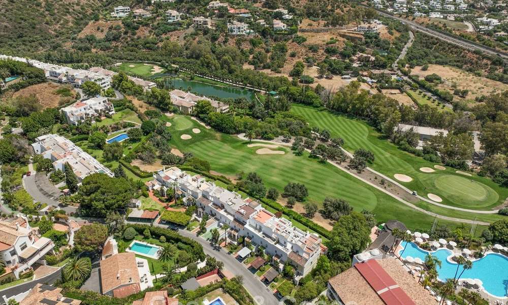 Impresionante casa adosada reformada en venta en primera línea del campo de golf La Quinta en Marbella - Benahavís 784578