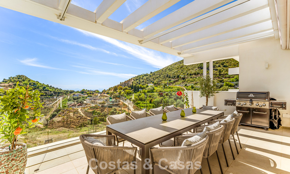 Apartamento contemporáneo de lujo con vistas al mar en venta en un complejo boutique cerca de Marbella centro 784588