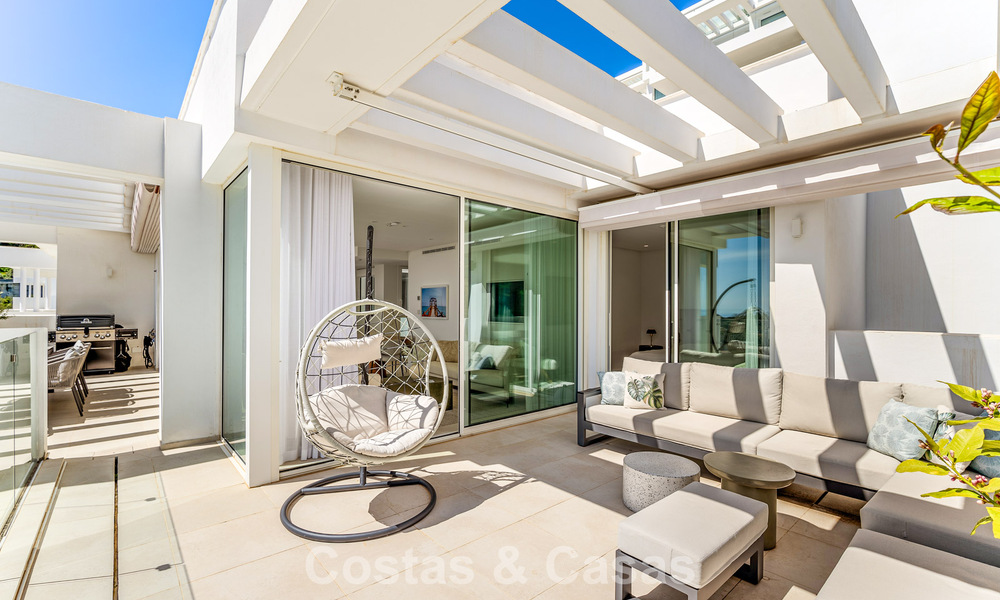 Apartamento contemporáneo de lujo con vistas al mar en venta en un complejo boutique cerca de Marbella centro 784596