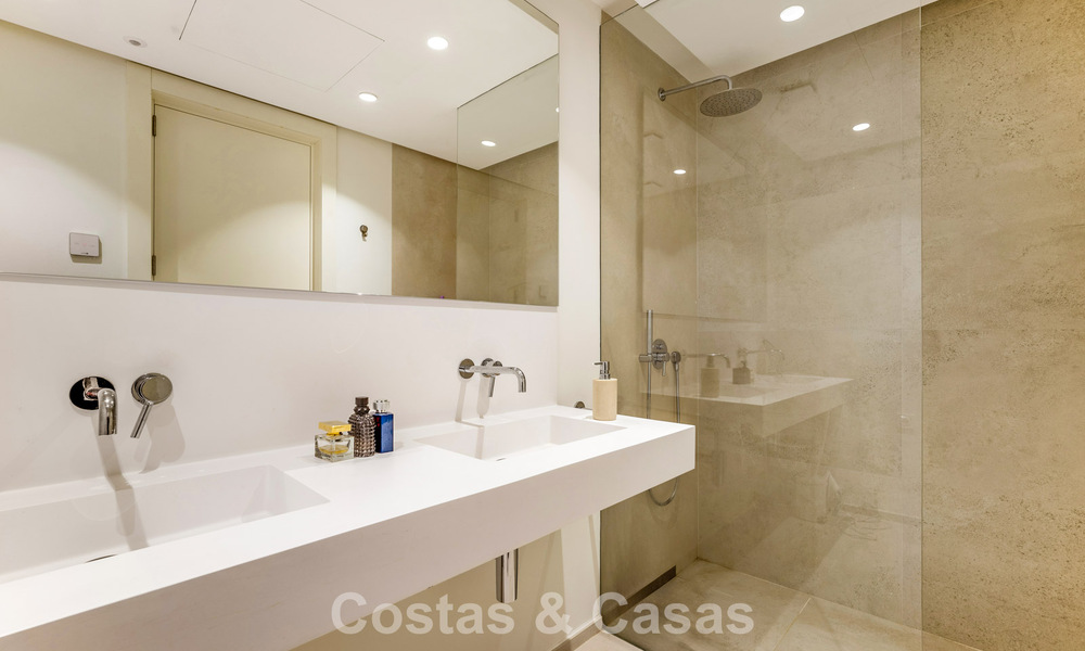 Apartamento contemporáneo de lujo con vistas al mar en venta en un complejo boutique cerca de Marbella centro 784606