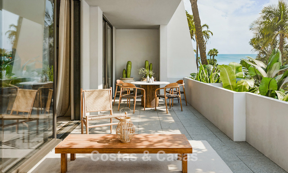 Apartamento reformado con vistas al mar en venta en un complejo en primera línea de playa, a un paso de Puerto Banús, Marbella 784681
