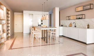 Apartamento reformado con vistas al mar en venta en un complejo en primera línea de playa, a un paso de Puerto Banús, Marbella 784683 