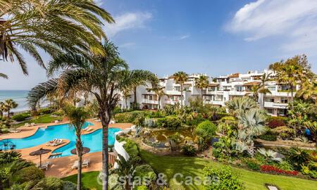 Apartamento reformado con vistas al mar en venta en un complejo en primera línea de playa, a un paso de Puerto Banús, Marbella 784782
