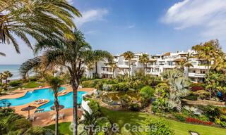 Apartamento reformado con vistas al mar en venta en un complejo en primera línea de playa, a un paso de Puerto Banús, Marbella 784782 