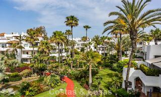 Apartamento reformado con vistas al mar en venta en un complejo en primera línea de playa, a un paso de Puerto Banús, Marbella 784783 