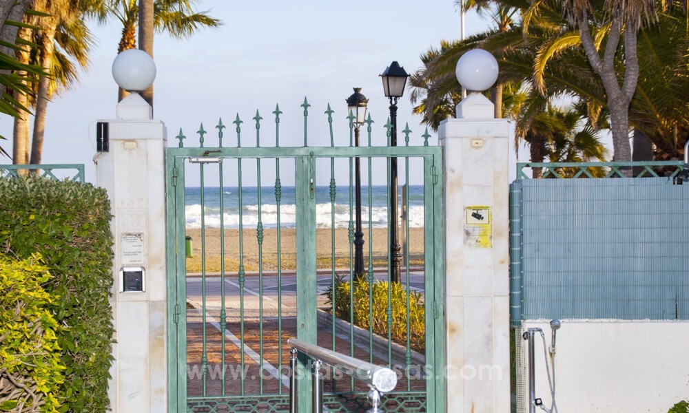 Ático en venta en primera línea de playa con impresionantes vistas al mar en Puerto Banús, Marbella 784785