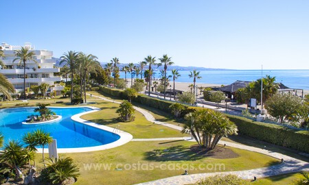 Ático en venta en primera línea de playa con impresionantes vistas al mar en Puerto Banús, Marbella 784787