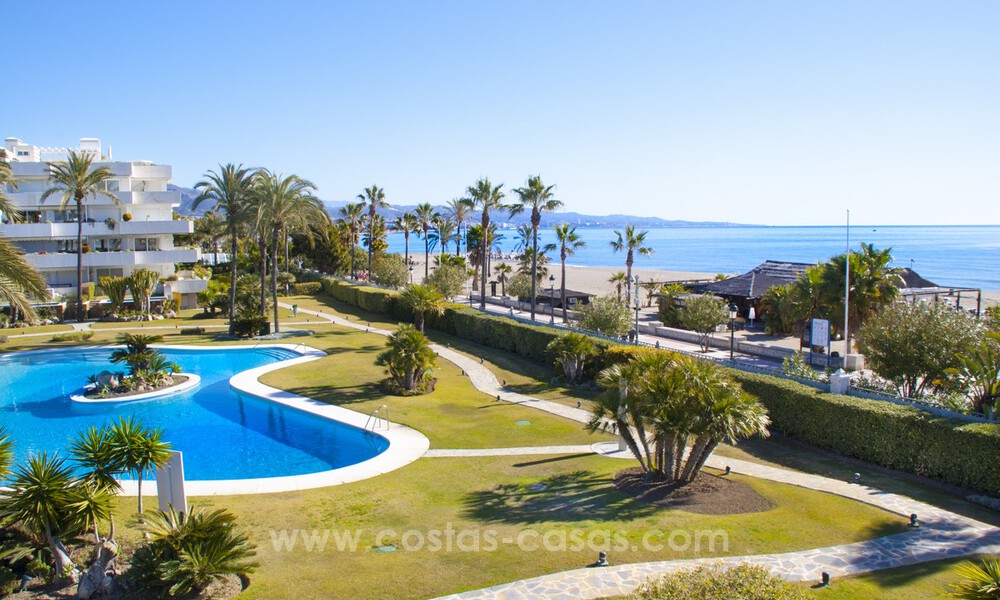 Ático en venta en primera línea de playa con impresionantes vistas al mar en Puerto Banús, Marbella 784787