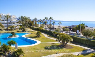 Ático en venta en primera línea de playa con impresionantes vistas al mar en Puerto Banús, Marbella 784787 