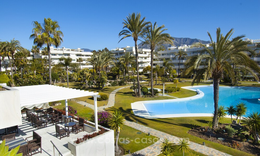 Ático en venta en primera línea de playa con impresionantes vistas al mar en Puerto Banús, Marbella 784788