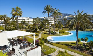 Ático en venta en primera línea de playa con impresionantes vistas al mar en Puerto Banús, Marbella 784788 