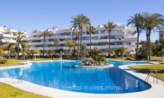 Ático en venta en primera línea de playa con impresionantes vistas al mar en Puerto Banús, Marbella 784789 