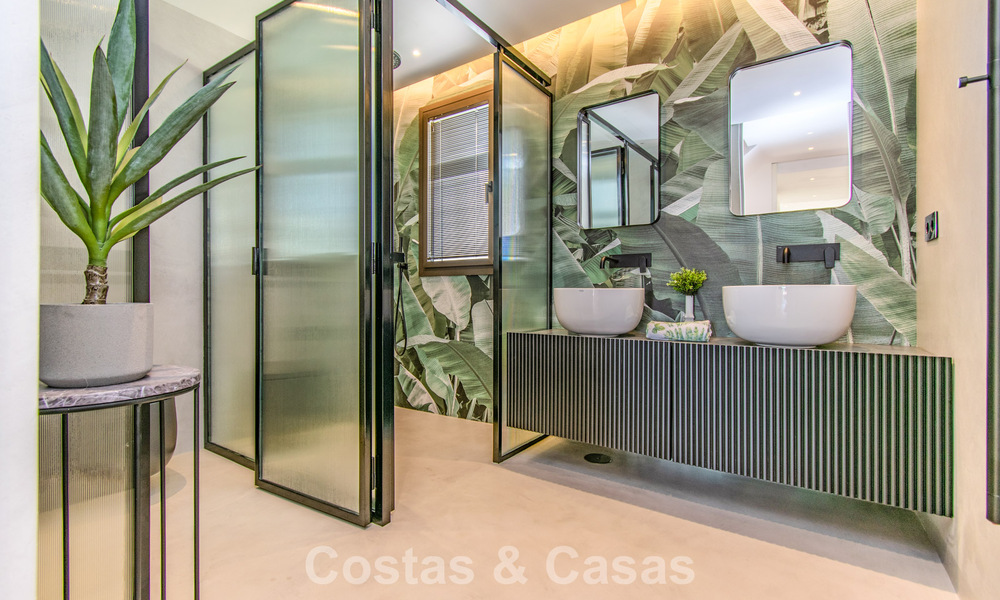 Adosada reformada en primera línea de playa con impresionantes vistas al mar, en venta en la Milla de Oro de Marbella 784694