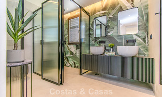 Adosada reformada en primera línea de playa con impresionantes vistas al mar, en venta en la Milla de Oro de Marbella 784694 