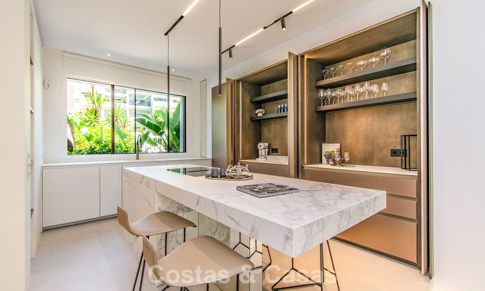 Adosada reformada en primera línea de playa con impresionantes vistas al mar, en venta en la Milla de Oro de Marbella 784696