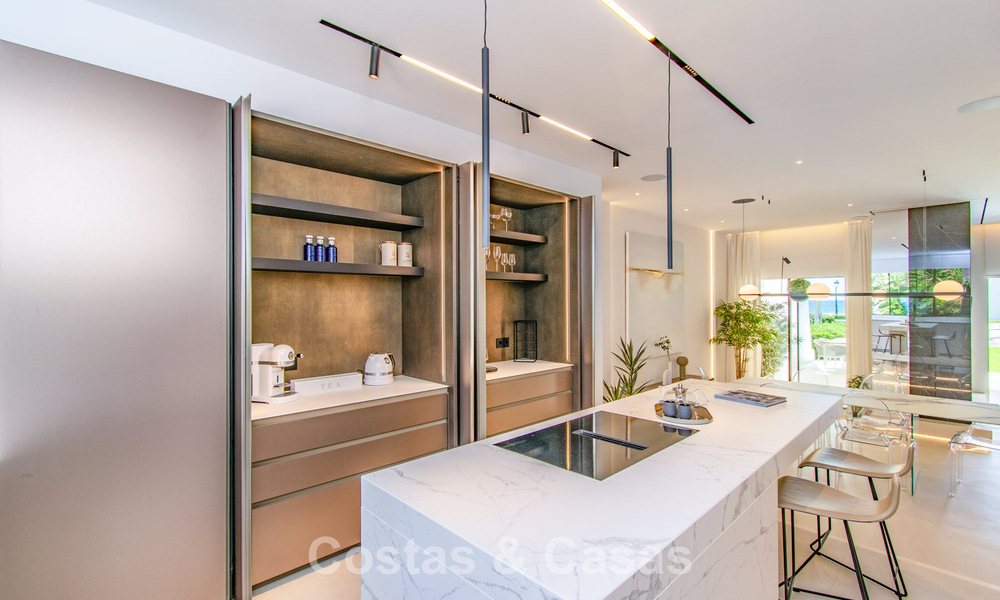 Adosada reformada en primera línea de playa con impresionantes vistas al mar, en venta en la Milla de Oro de Marbella 784697