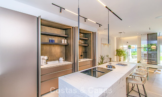 Adosada reformada en primera línea de playa con impresionantes vistas al mar, en venta en la Milla de Oro de Marbella 784697 