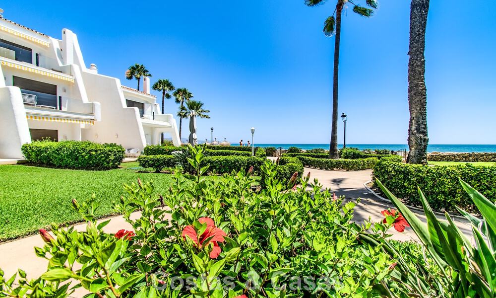 Adosada reformada en primera línea de playa con impresionantes vistas al mar, en venta en la Milla de Oro de Marbella 784700