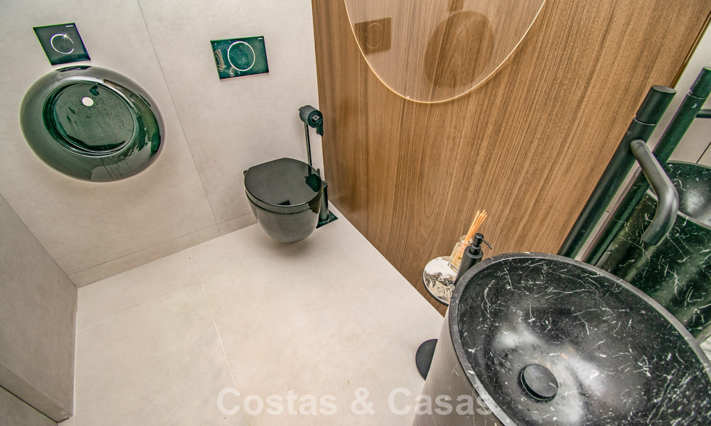 Adosada reformada en primera línea de playa con impresionantes vistas al mar, en venta en la Milla de Oro de Marbella 784701