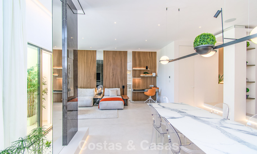 Adosada reformada en primera línea de playa con impresionantes vistas al mar, en venta en la Milla de Oro de Marbella 784702