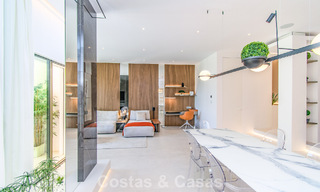 Adosada reformada en primera línea de playa con impresionantes vistas al mar, en venta en la Milla de Oro de Marbella 784702 