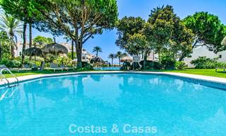 Adosada reformada en primera línea de playa con impresionantes vistas al mar, en venta en la Milla de Oro de Marbella 784704 