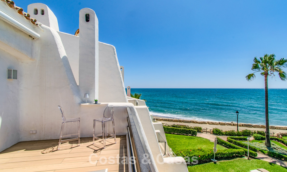 Adosada reformada en primera línea de playa con impresionantes vistas al mar, en venta en la Milla de Oro de Marbella 784705