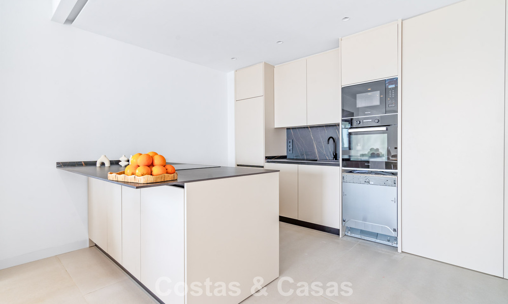 Lujosas casas reformadas en venta a un paso de la casa club de golf, Nueva Milla de Oro, entre Marbella y Estepona 784754