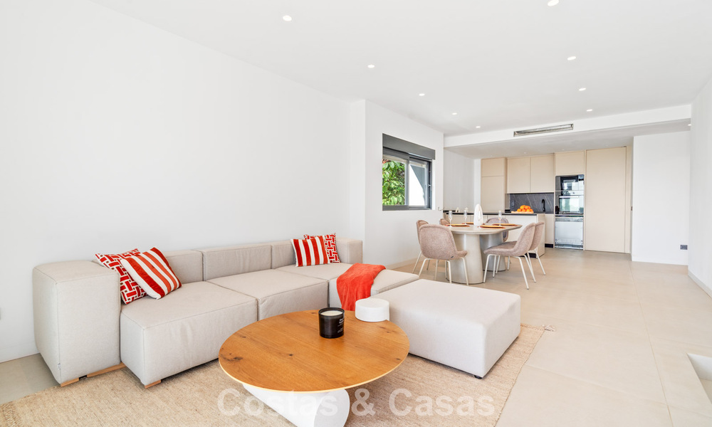 Lujosas casas reformadas en venta a un paso de la casa club de golf, Nueva Milla de Oro, entre Marbella y Estepona 784758