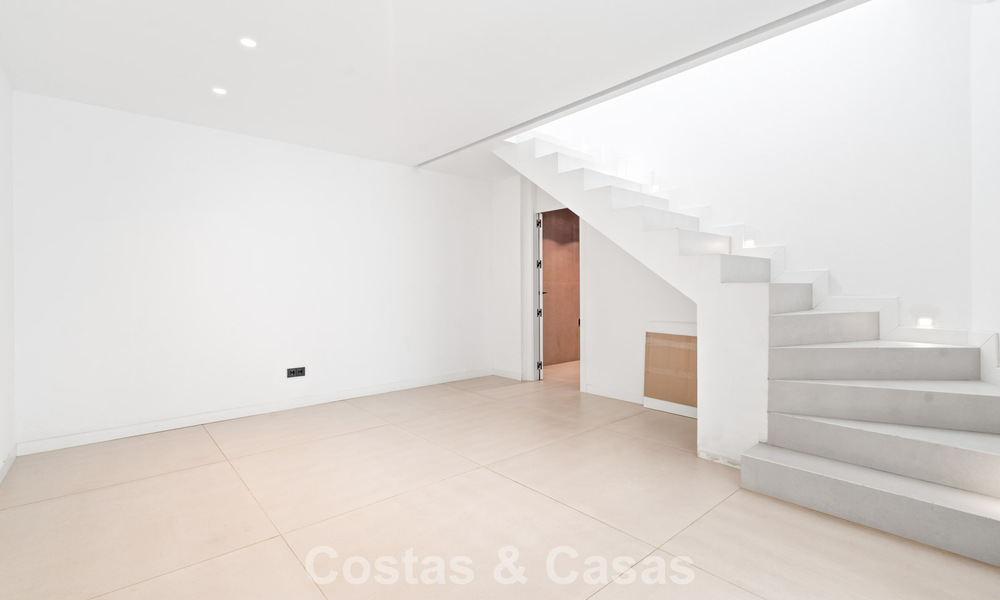 Lujosas casas reformadas en venta a un paso de la casa club de golf, Nueva Milla de Oro, entre Marbella y Estepona 784760
