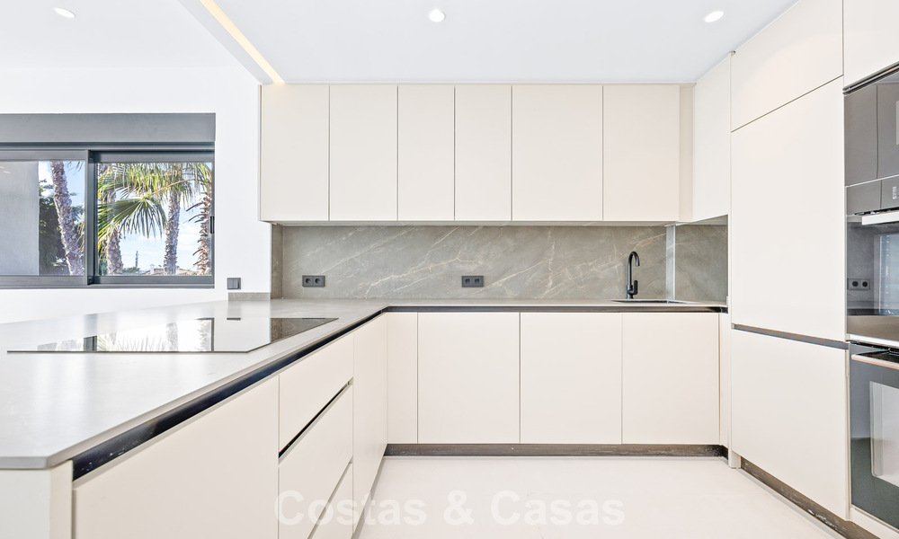 Lujosas casas reformadas en venta a un paso de la casa club de golf, Nueva Milla de Oro, entre Marbella y Estepona 784768