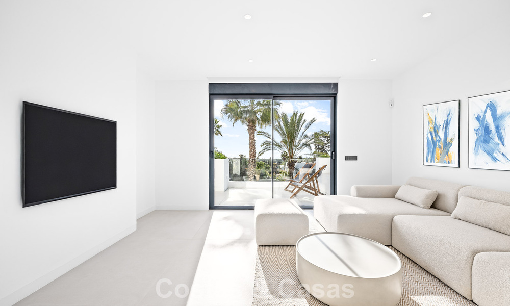 Lujosas casas reformadas en venta a un paso de la casa club de golf, Nueva Milla de Oro, entre Marbella y Estepona 784770