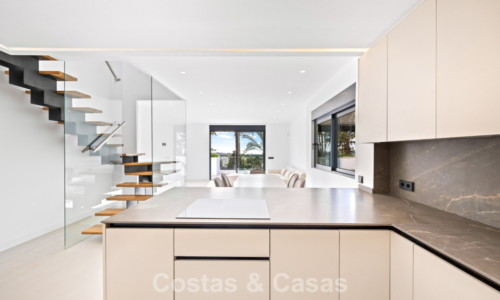 Lujosas casas reformadas en venta a un paso de la casa club de golf, Nueva Milla de Oro, entre Marbella y Estepona 784771