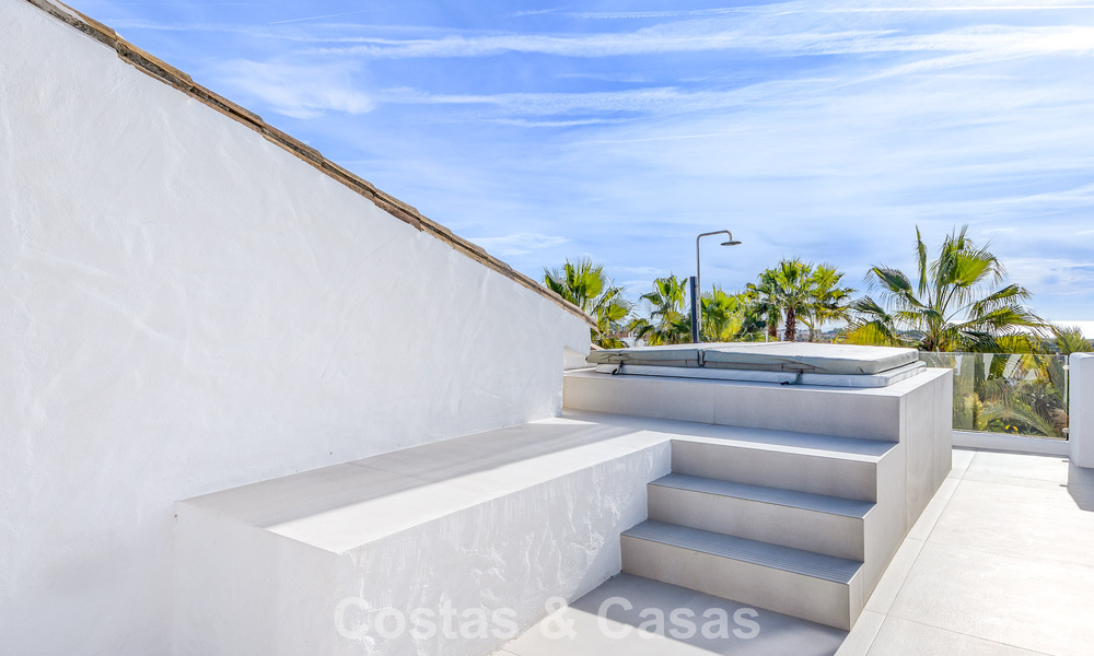Lujosas casas reformadas en venta a un paso de la casa club de golf, Nueva Milla de Oro, entre Marbella y Estepona 784777