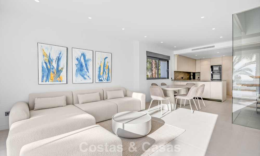 Lujosas casas reformadas en venta a un paso de la casa club de golf, Nueva Milla de Oro, entre Marbella y Estepona 784779