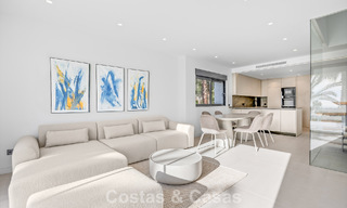 Lujosas casas reformadas en venta a un paso de la casa club de golf, Nueva Milla de Oro, entre Marbella y Estepona 784779 