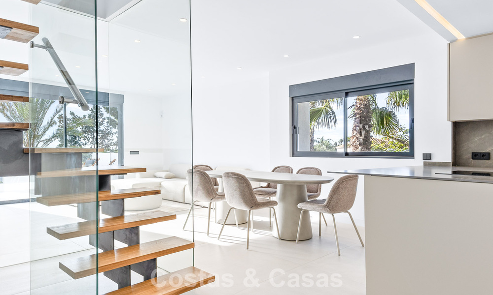 Lujosas casas reformadas en venta a un paso de la casa club de golf, Nueva Milla de Oro, entre Marbella y Estepona 784780
