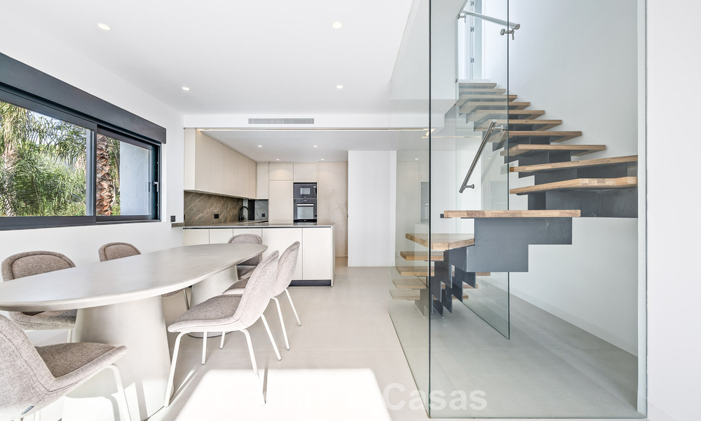 Lujosas casas reformadas en venta a un paso de la casa club de golf, Nueva Milla de Oro, entre Marbella y Estepona 784781