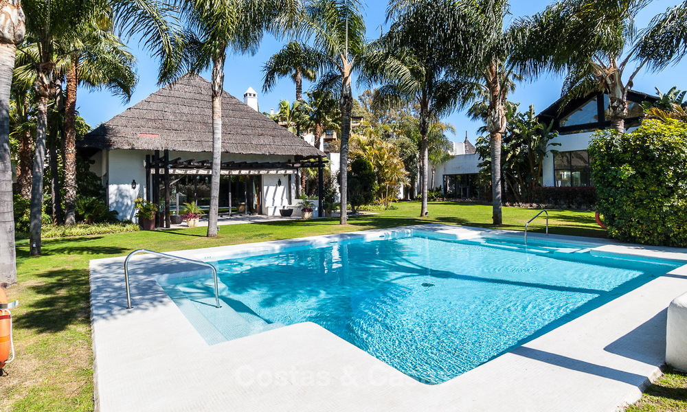 Lujosas casas reformadas en venta a un paso de la casa club de golf, Nueva Milla de Oro, entre Marbella y Estepona 784791