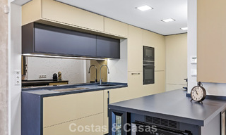 Apartamento de lujo modernizado con vistas panorámicas al mar en venta en un resort de golf en Marbella - Benahavís 784833 