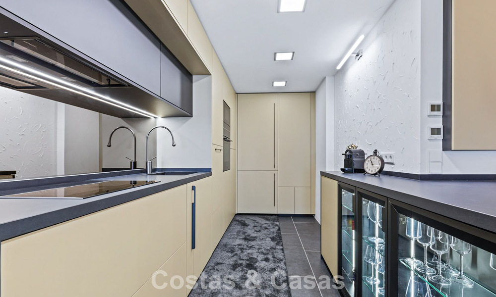 Apartamento de lujo modernizado con vistas panorámicas al mar en venta en un resort de golf en Marbella - Benahavís 784834