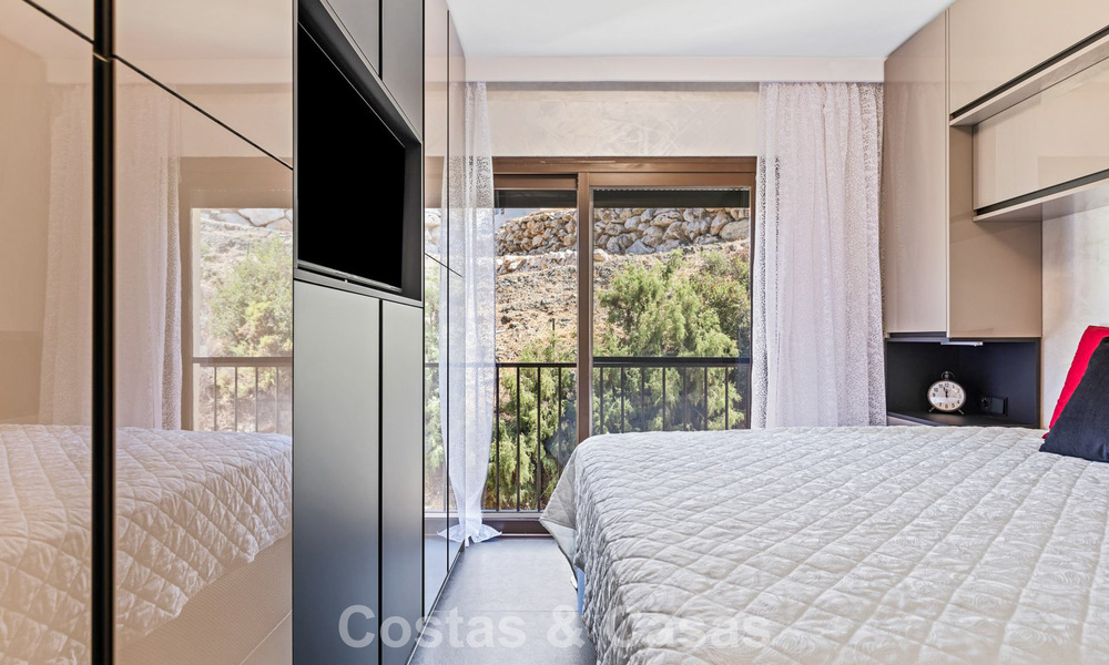 Apartamento de lujo modernizado con vistas panorámicas al mar en venta en un resort de golf en Marbella - Benahavís 784836