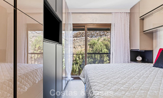 Apartamento de lujo modernizado con vistas panorámicas al mar en venta en un resort de golf en Marbella - Benahavís 784836 