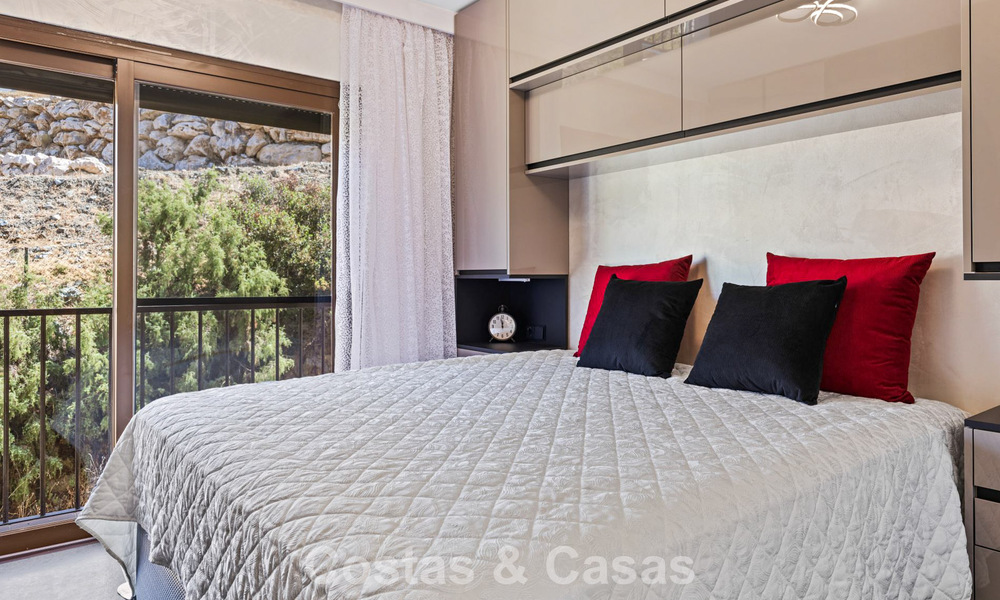 Apartamento de lujo modernizado con vistas panorámicas al mar en venta en un resort de golf en Marbella - Benahavís 784837