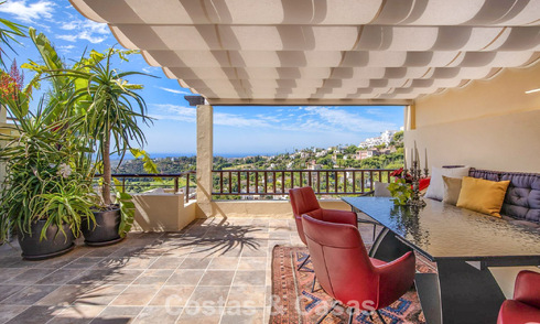 Apartamento de lujo modernizado con vistas panorámicas al mar en venta en un resort de golf en Marbella - Benahavís 784840