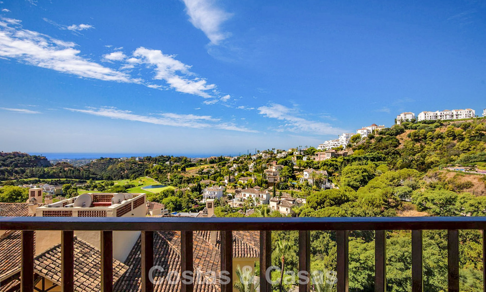 Apartamento de lujo modernizado con vistas panorámicas al mar en venta en un resort de golf en Marbella - Benahavís 784841