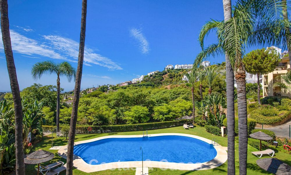 Apartamento de lujo modernizado con vistas panorámicas al mar en venta en un resort de golf en Marbella - Benahavís 784842