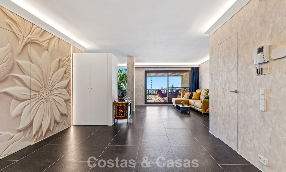 Apartamento de lujo modernizado con vistas panorámicas al mar en venta en un resort de golf en Marbella - Benahavís 784843