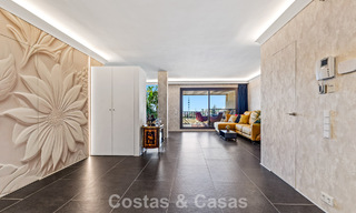 Apartamento de lujo modernizado con vistas panorámicas al mar en venta en un resort de golf en Marbella - Benahavís 784843 